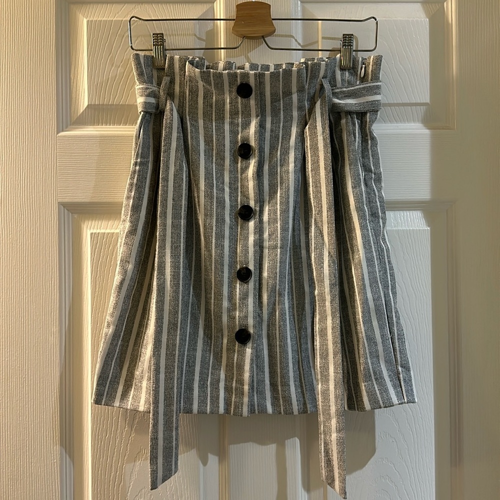 Women’s 8 H&M Striped Paper Bag Skirt *New w/o Tag*